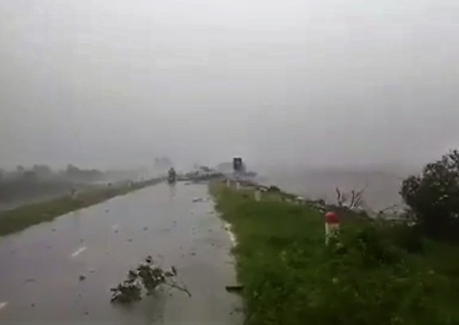 Qu&acirc;n đội v&agrave; d&acirc;n qu&acirc;n đang gồng m&igrave;nh cứu đ&ecirc; biển T&acirc;y bị sạt lở - Ảnh 2.