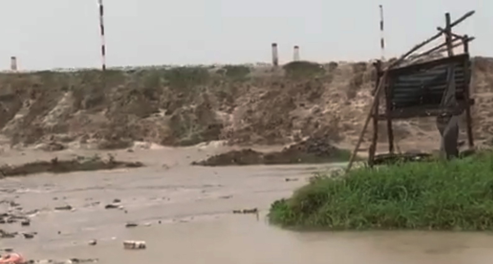 Quân đội và dân quân đang gồng mình cứu đê biển Tây bị sạt lở