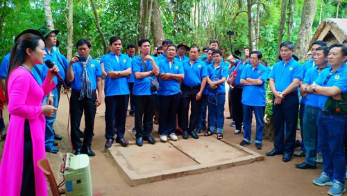 Cán bộ Công đoàn TP HCM về thăm quê Bác
