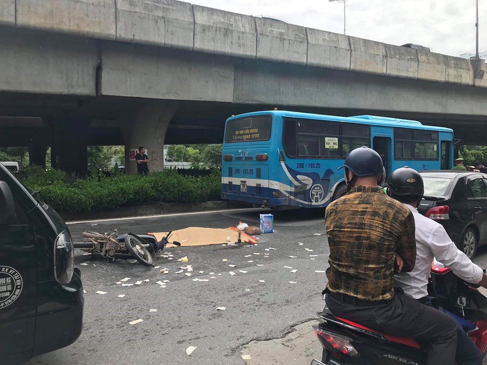 Va chạm với xe buýt, thi thể người đàn ông biến dạng