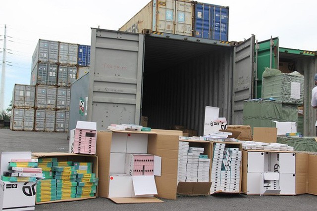 Phát hiện 1 container phụ kiện điện thoại di động nhập từ Trung Quốc ghi "xuất xứ Việt Nam"
