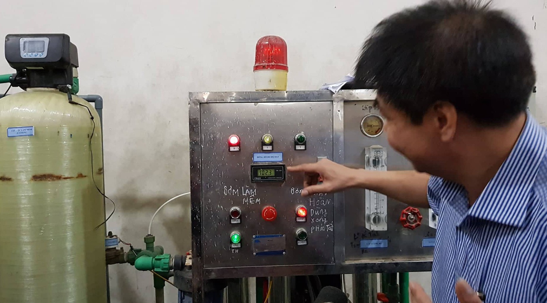 Dựng lại hiện trường vụ 8 bệnh nh&acirc;n chạy thận tử vong, c&aacute;c nh&agrave; khoa học n&oacute;i g&igrave;? - Ảnh 1.