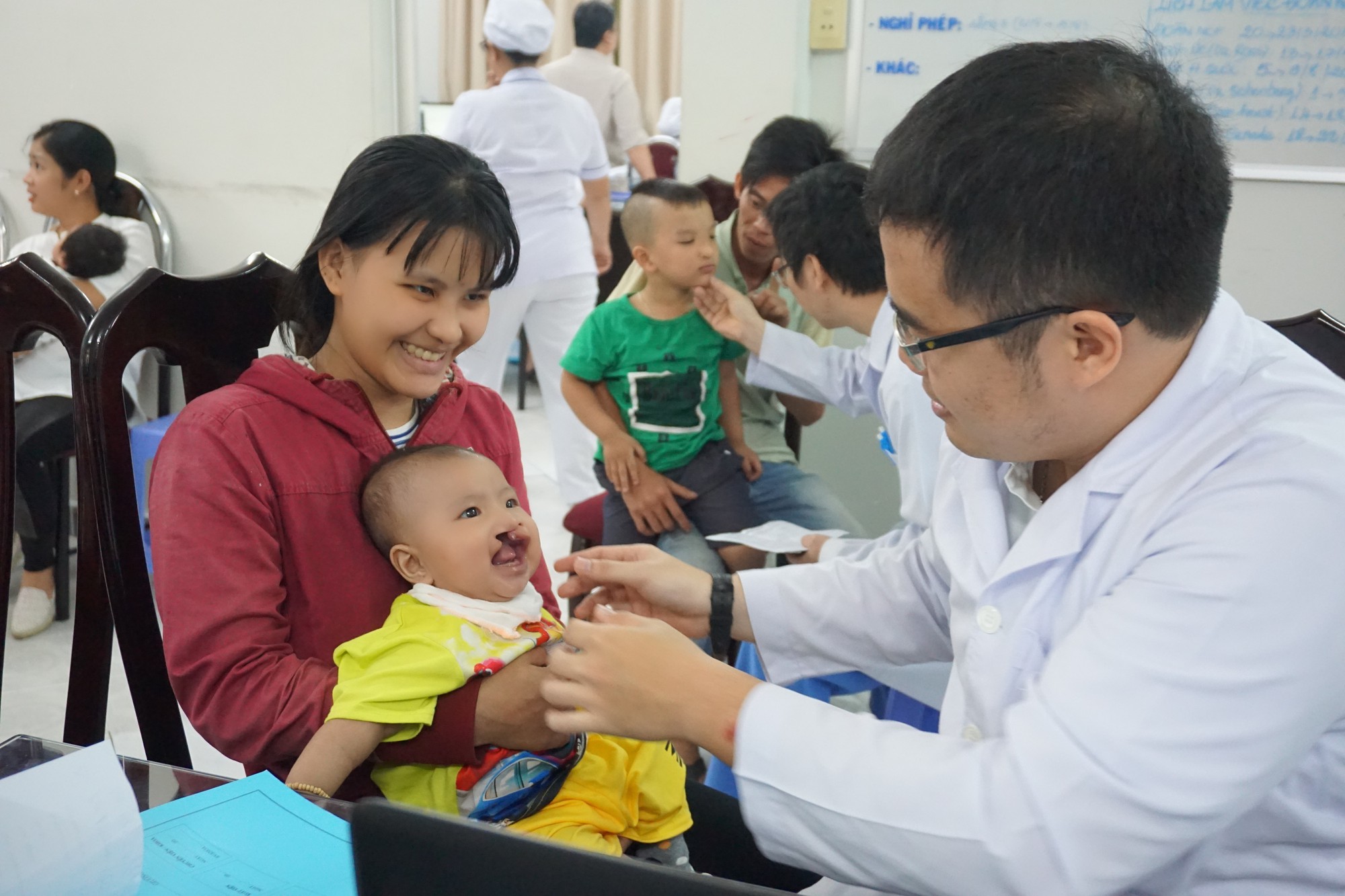 Hơn 30 trẻ em sứt môi, hở hàm ếch được phẫu thuật miễn phí