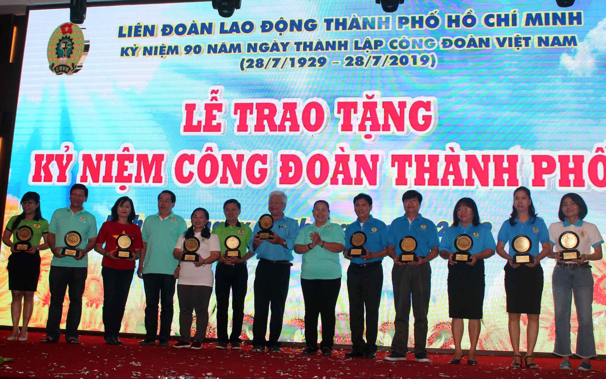 Họp mặt, biểu dương c&aacute;n bộ C&ocirc;ng đo&agrave;n ti&ecirc;u biểu - Ảnh 2.