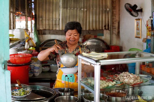 Đến tận c&ugrave;ng ng&otilde; hẻm của TP HCM t&igrave;m những qu&aacute;n ăn độc nhất v&ocirc; nhị - Ảnh 1.