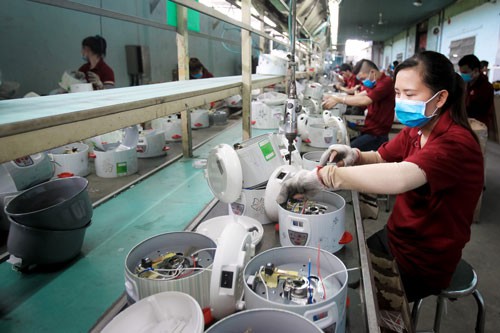 Tăng tuổi nghỉ hưu, không cho giữ chức vụ