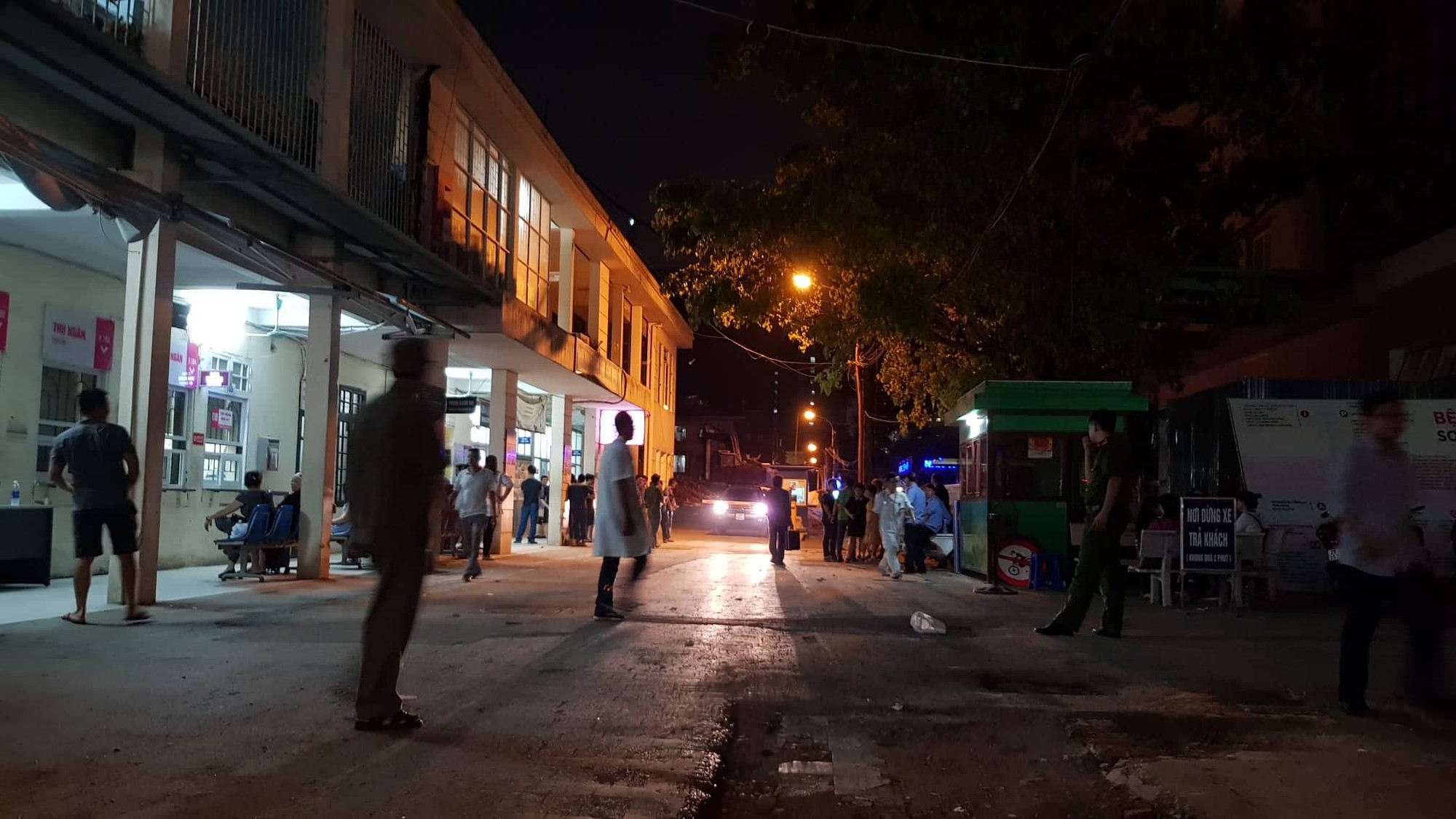 Xót xa cảnh phát hiện học sinh lớp 1 trường quốc tế ở Hà Nội cứng người trên ô tô - Ảnh 3.