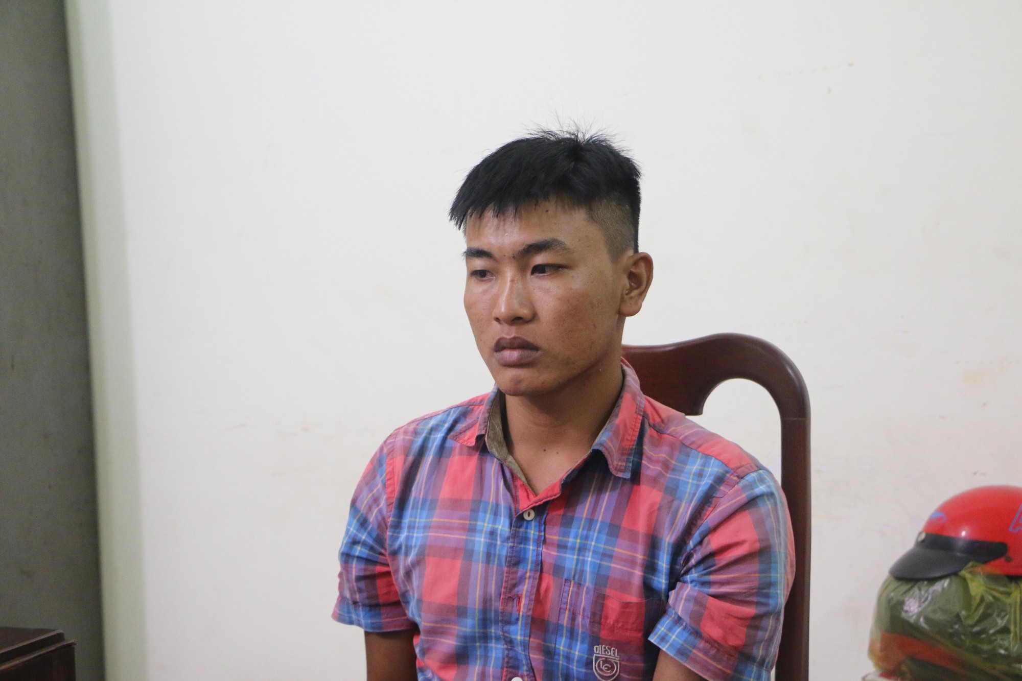 Bắt đối tượng cướp giật h&agrave;ng chục điện thoại của phụ nữ - Ảnh 1.