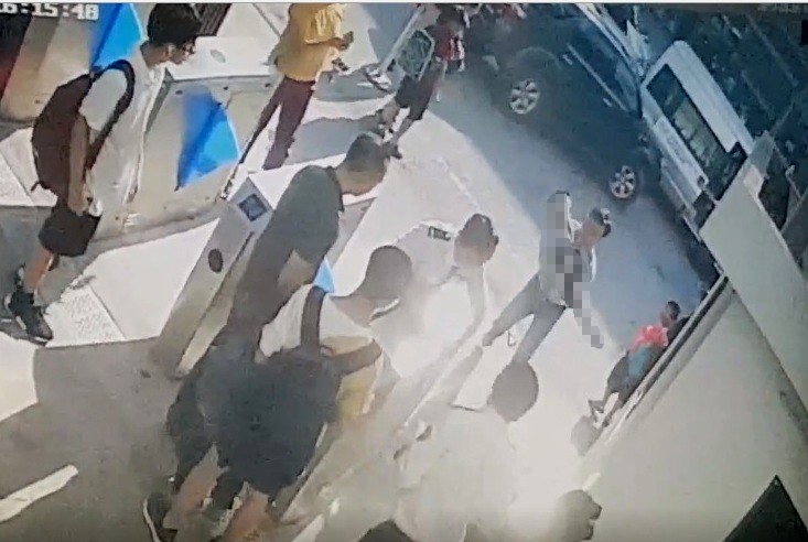 Xót xa cảnh phát hiện học sinh lớp 1 trường quốc tế ở Hà Nội "cứng người" trên ô tô