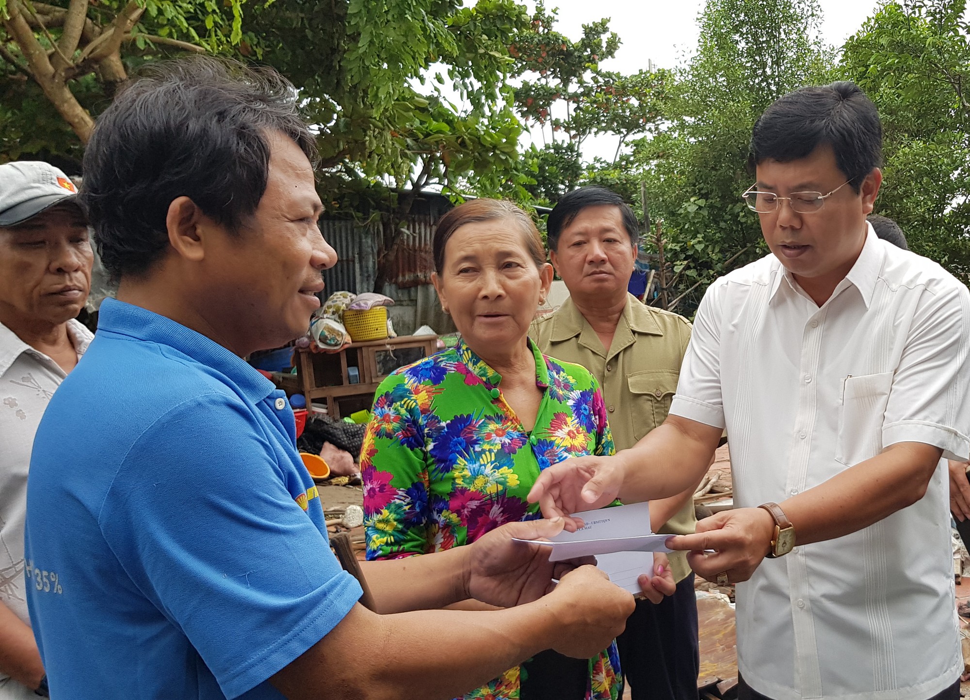 Chu tich tinh ca mau tham hoi nguoi dan bi thiet hai