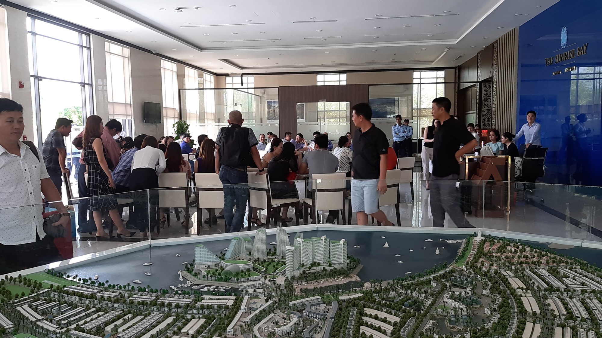 Khách hàng tập trung đòi giao nhà tại dự án The Sunrise Bay Đà Nẵng