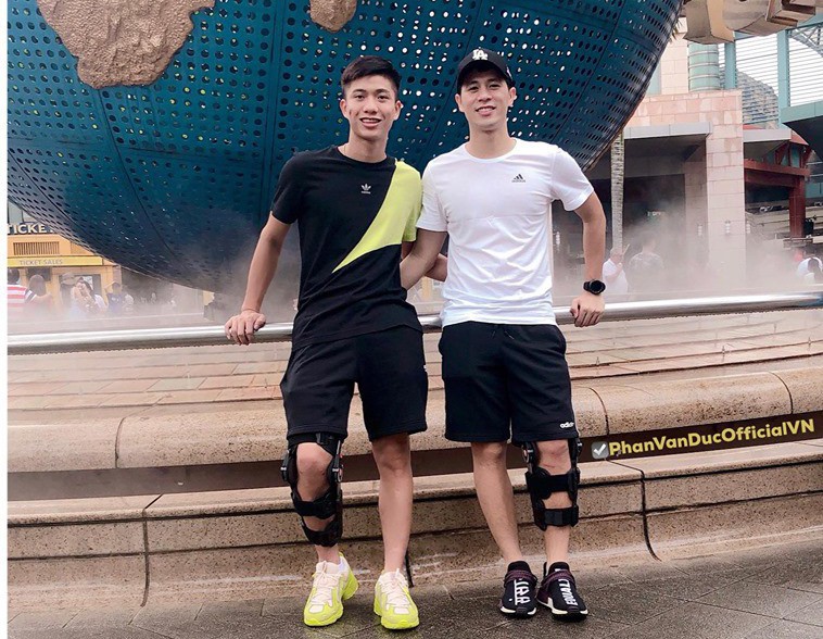 Phan Văn Đức và Trần Đình Trọng khoe ảnh tái khám ở Singapore