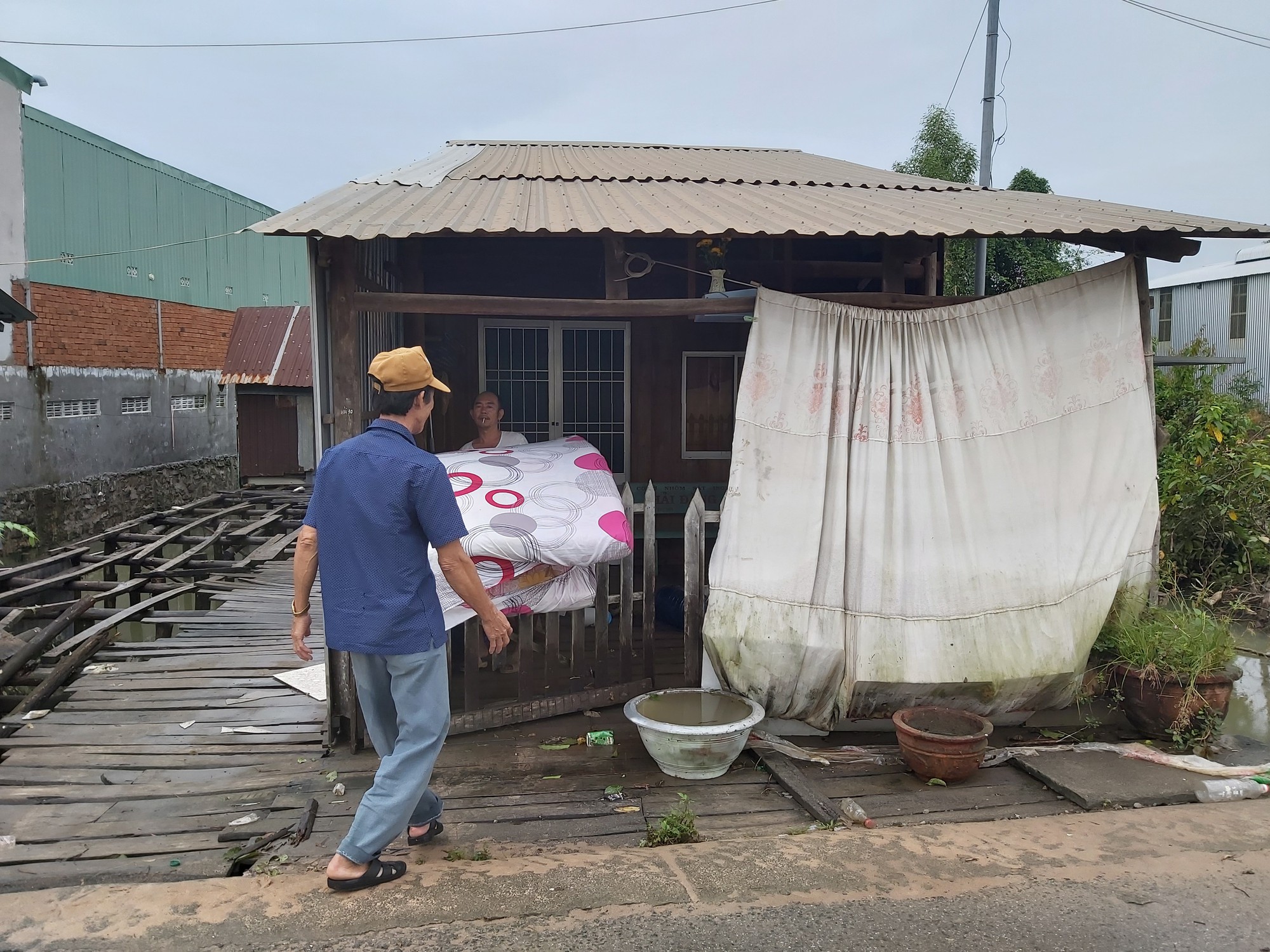 Nước &ldquo;lũ&rdquo; r&uacute;t, nhiều nh&agrave; d&acirc;n ở Ph&uacute; Quốc tan hoang - Ảnh 7.