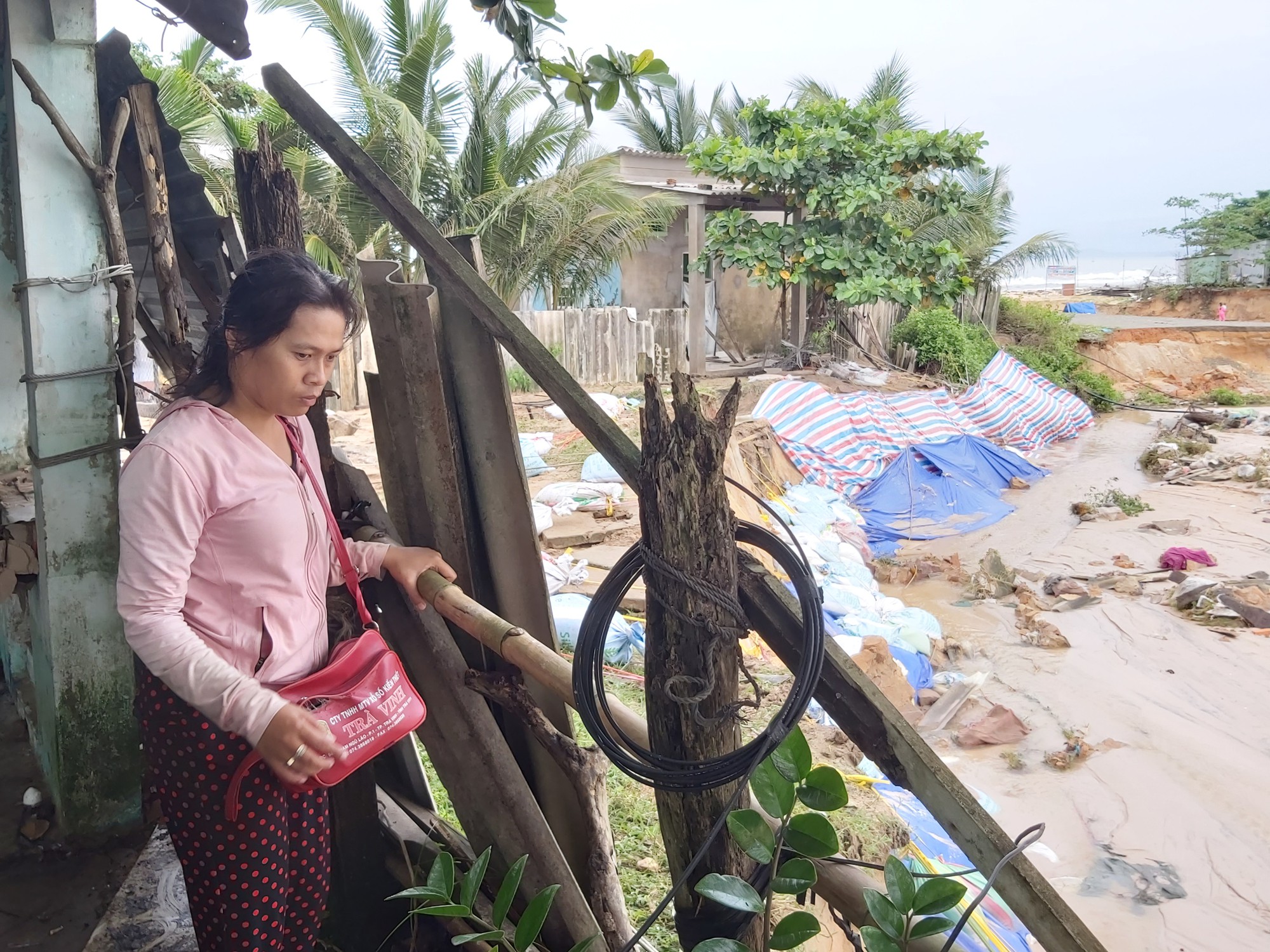 Nước &ldquo;lũ&rdquo; r&uacute;t, nhiều nh&agrave; d&acirc;n ở Ph&uacute; Quốc tan hoang - Ảnh 2.