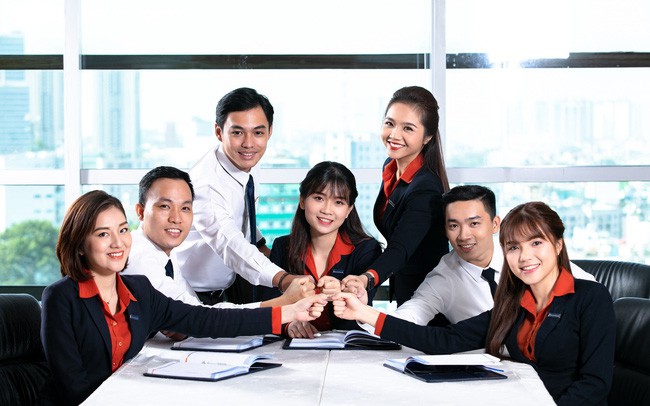 Ngân hàng nội nguy cơ mất người qua ngân hàng ngoại