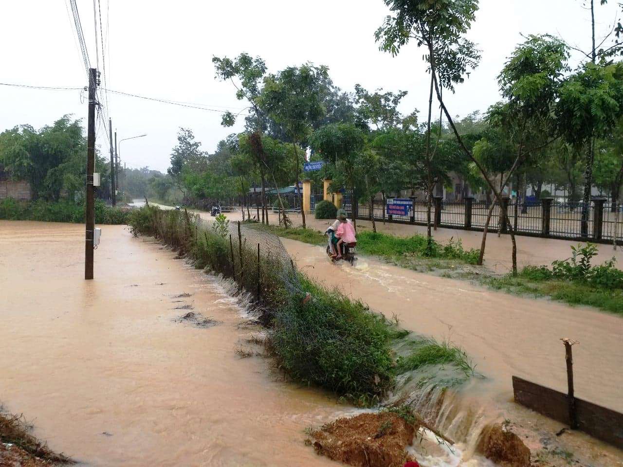 L&acirc;m Đồng: Mưa lớn g&acirc;y sạt lở đất, c&ocirc; lập nhiều nơi - Ảnh 3.