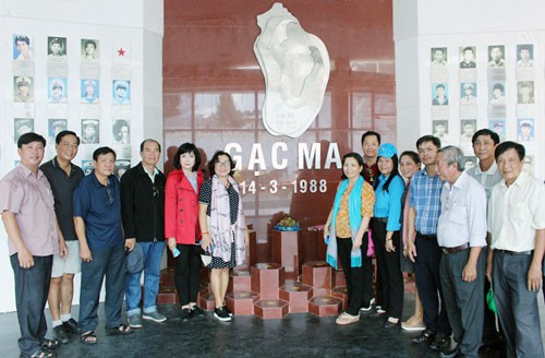 TIỀN GIANG: Cán bộ Công đoàn viếng Khu Tưởng niệm chiến sĩ Gạc Ma