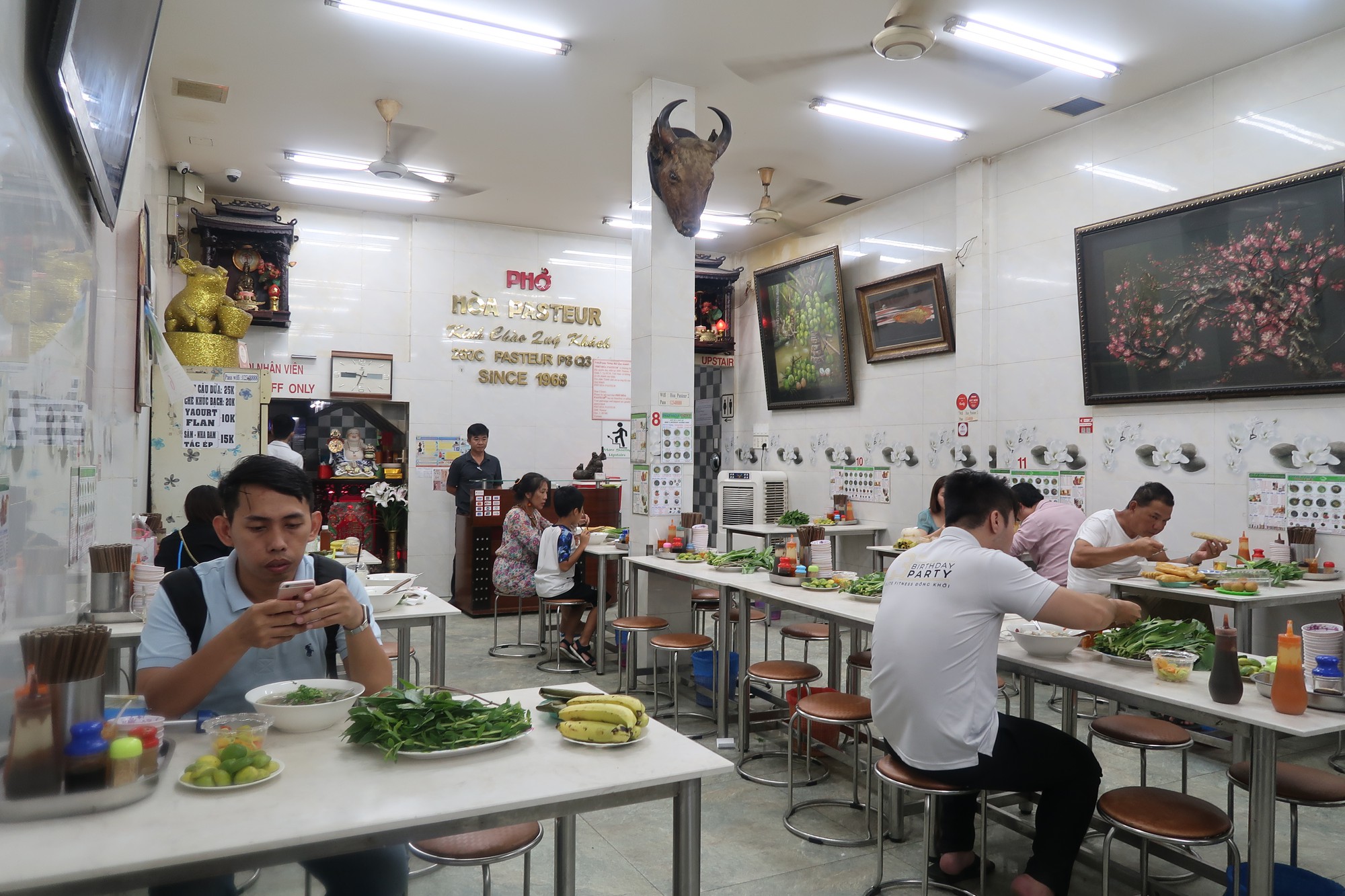 C&ocirc;ng ty thu hồi nợ Đại Hải k&ecirc;u oan, n&oacute;i kh&ocirc;ng đứng sau vụ tạt chất bẩn Phở H&ograve;a Pasteur - Ảnh 1.