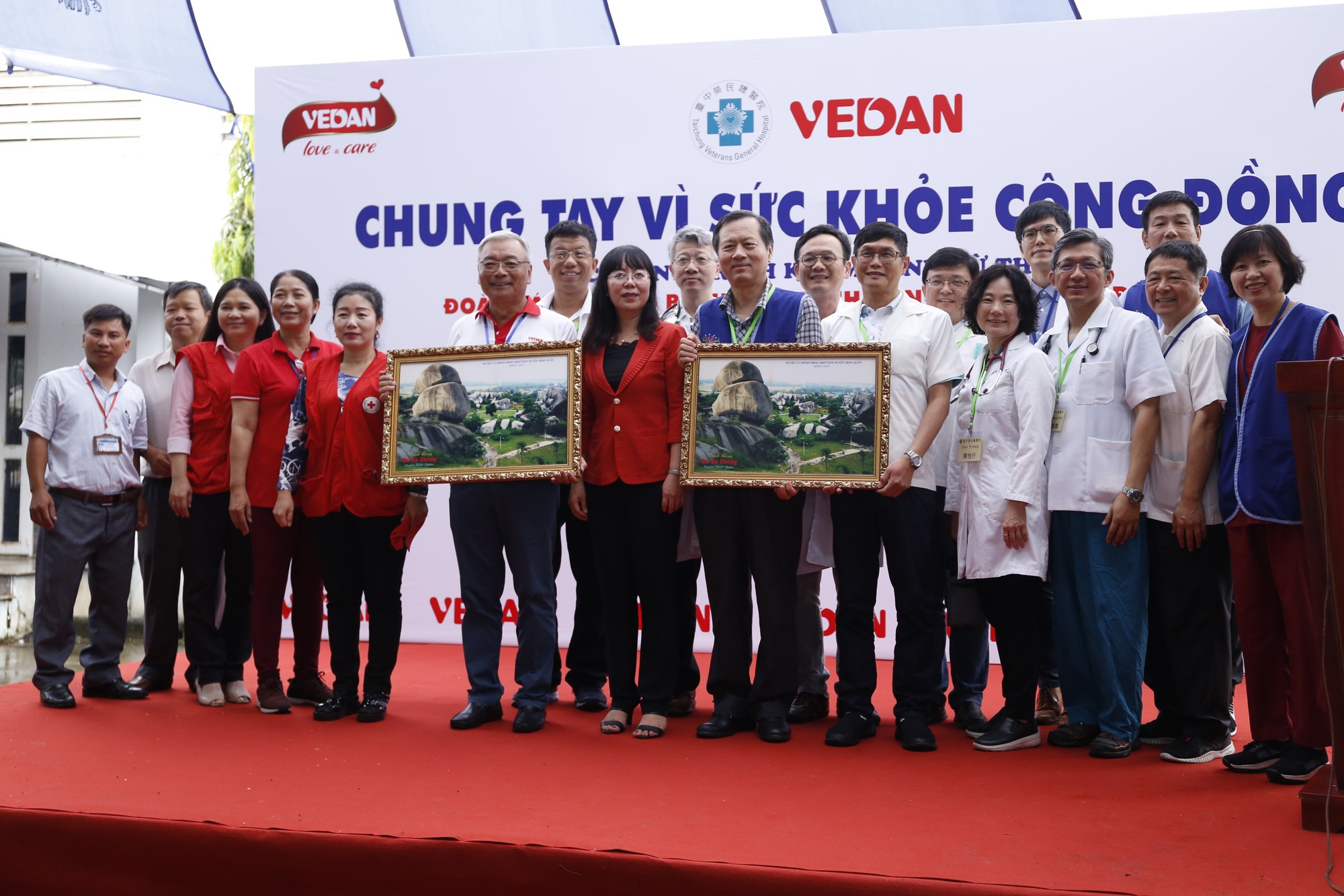 C&ocirc;ng ty Vedan kh&aacute;m bệnh, ph&aacute;t thuốc miễn ph&iacute; cho hơn 300 người d&acirc;n ngh&egrave;o - Ảnh 1.