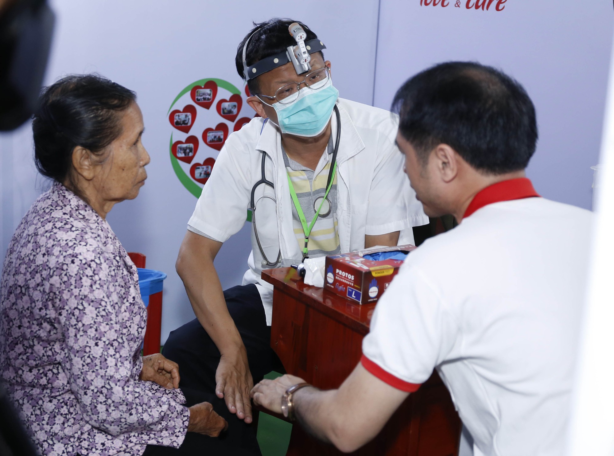 C&ocirc;ng ty Vedan kh&aacute;m bệnh, ph&aacute;t thuốc miễn ph&iacute; cho hơn 300 người d&acirc;n ngh&egrave;o - Ảnh 2.