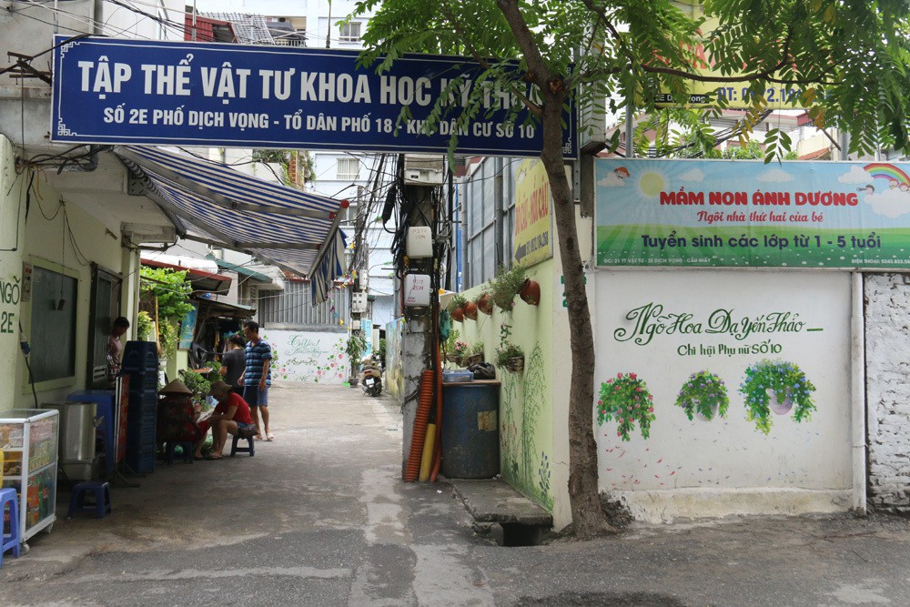 Ph&uacute;t xao l&ograve;ng khi đi qua ng&otilde; hoa l&atilde;ng mạn giữa l&ograve;ng thủ đ&ocirc; - Ảnh 1.