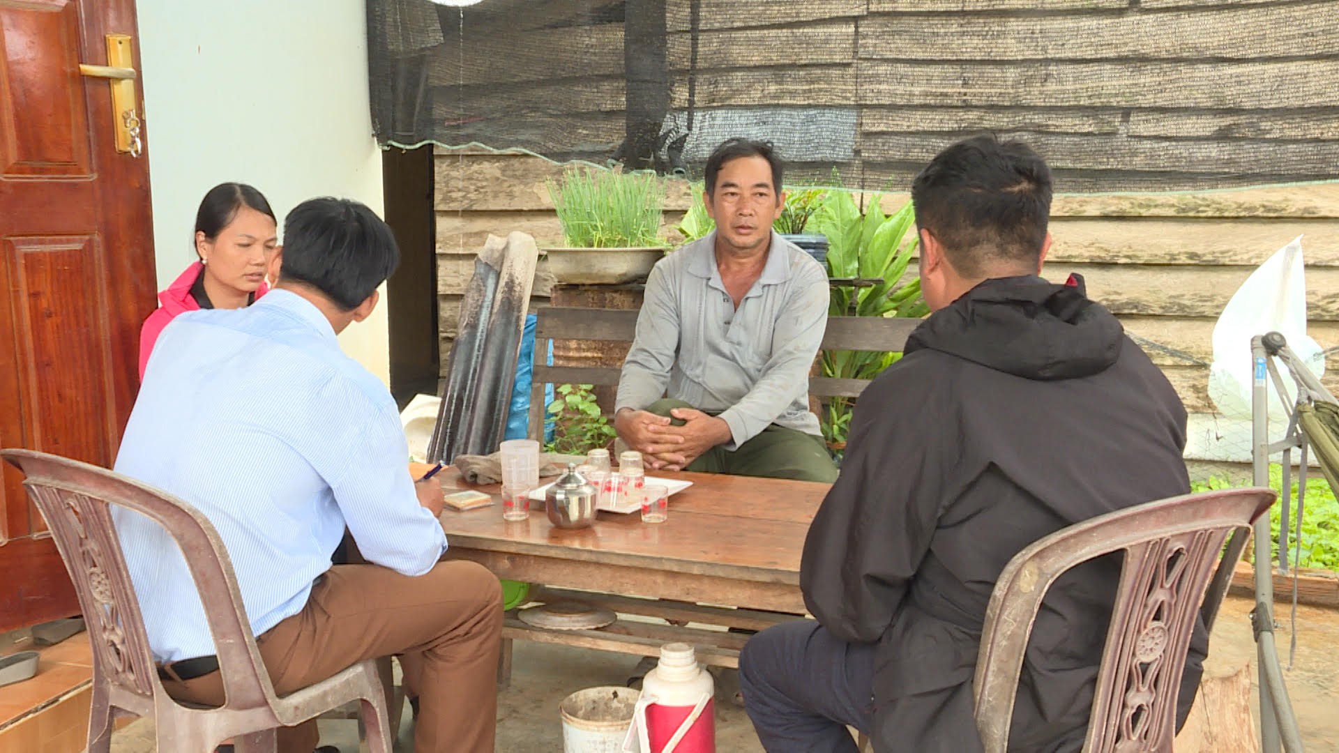 Nông dân lo lắng vì cà phê vàng lá, rụng quả sau khi sử dụng phân bón - Ảnh 1.