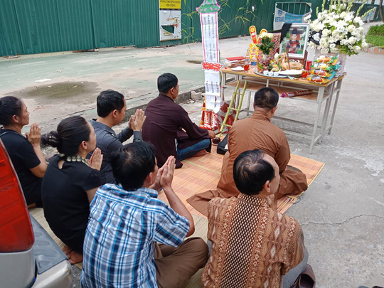 Clip: Xúc động cảnh người thân thắp hương, cầu siêu tại nơi đỗ xe đưa đón của trường Gateway - Ảnh 7.