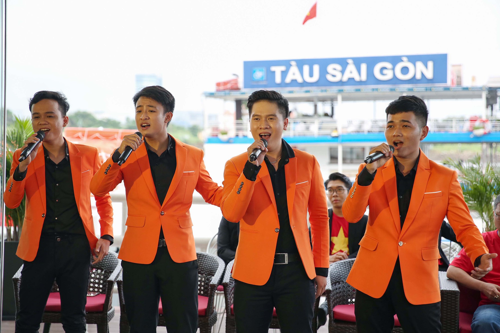 Hành trình Hát vì đội tuyển: "Đãi vàng" từ trên 300 tác phẩm