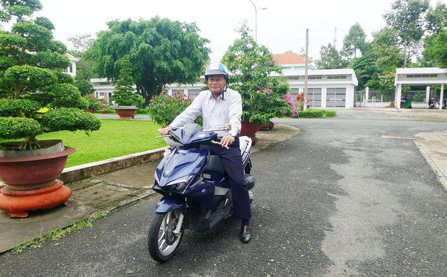 Chủ tịch UBND tỉnh Đồng Tháp: "Đi xe máy thích hơn xe công!"