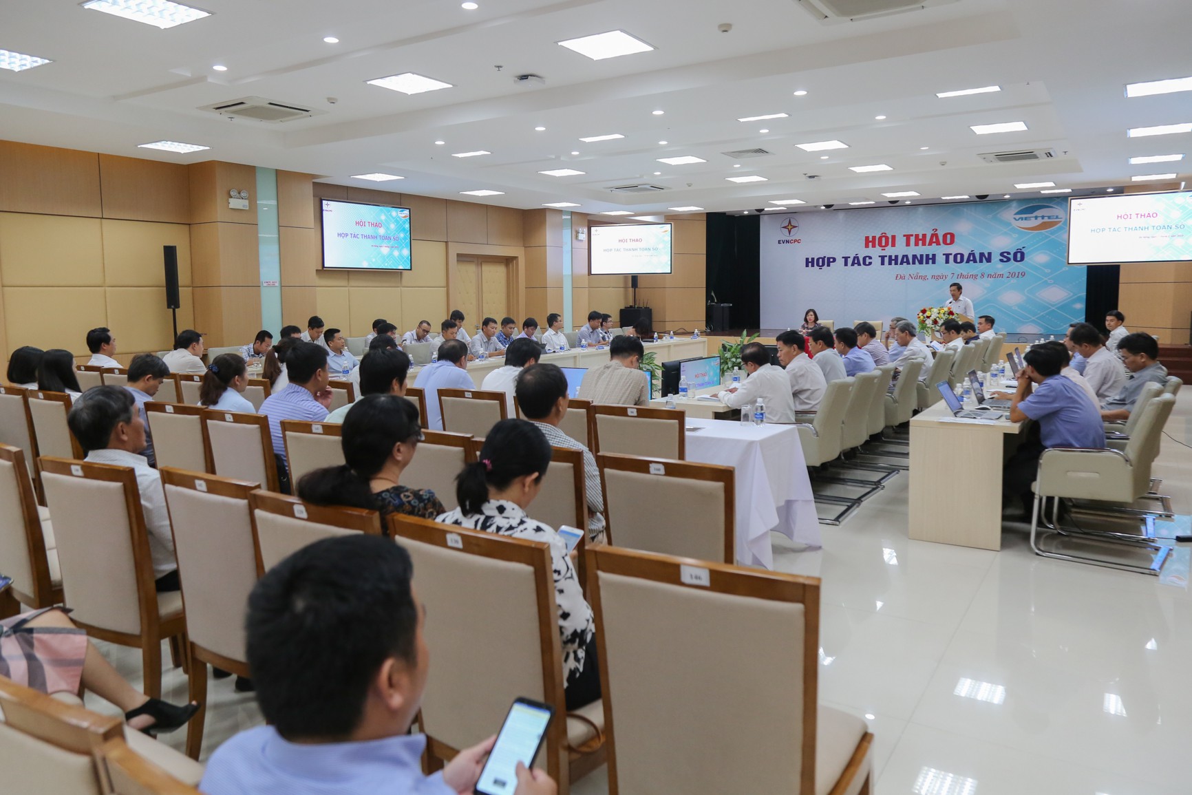 EVNCPC: Phấn đấu năm 2019, thanh to&aacute;n tiền điện kh&ocirc;ng d&ugrave;ng tiền mặt đạt tr&ecirc;n 40% - Ảnh 1.