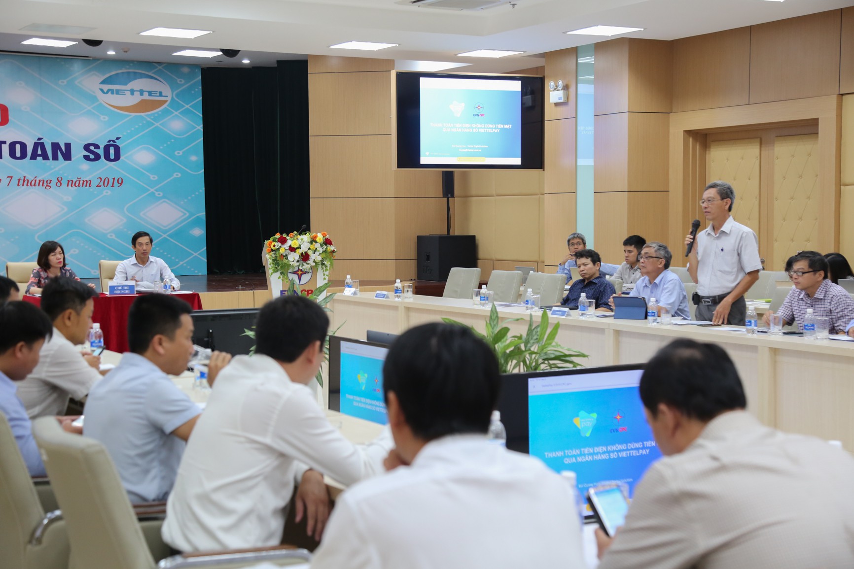 EVNCPC: Phấn đấu năm 2019, thanh to&aacute;n tiền điện kh&ocirc;ng d&ugrave;ng tiền mặt đạt tr&ecirc;n 40% - Ảnh 2.