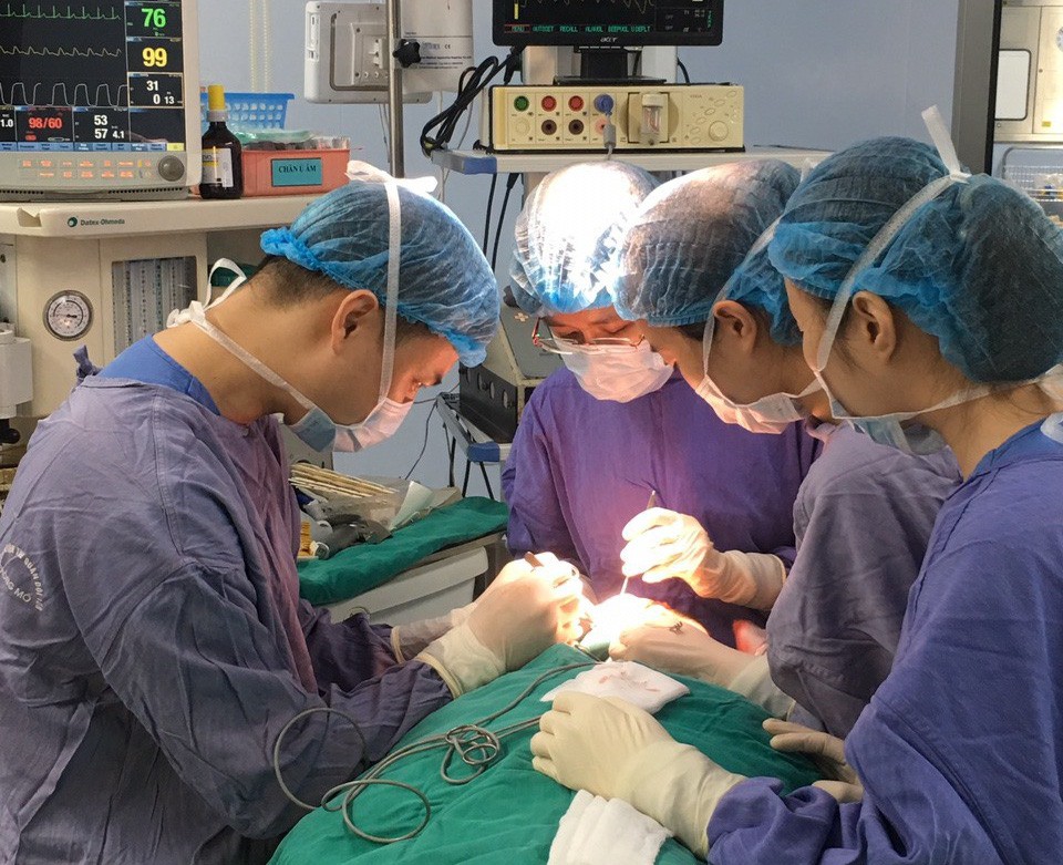 Nhặt gần 40 vi&ecirc;n đạn găm tr&ecirc;n mặt cho nam thanh ni&ecirc;n - Ảnh 2.