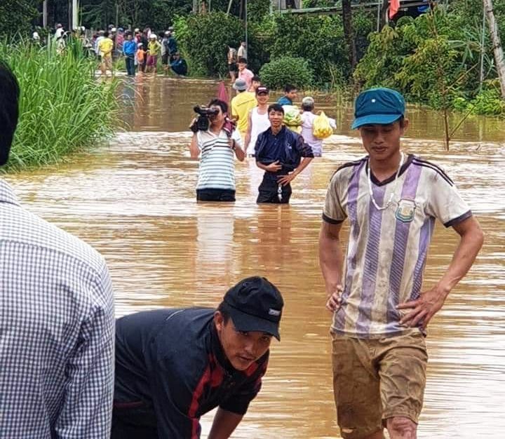 Xúc động tiễn biệt công an viên Phạm Minh Tú tử vong do cứu người trong lũ dữ - Ảnh 8.