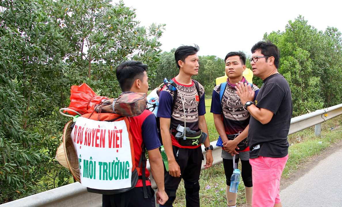 Người đ&agrave;n &ocirc;ng bị tai nạn tử vong ở Quảng B&igrave;nh: Nh&oacute;m đi bộ xuy&ecirc;n Việt n&oacute;i g&igrave;? - Ảnh 1.