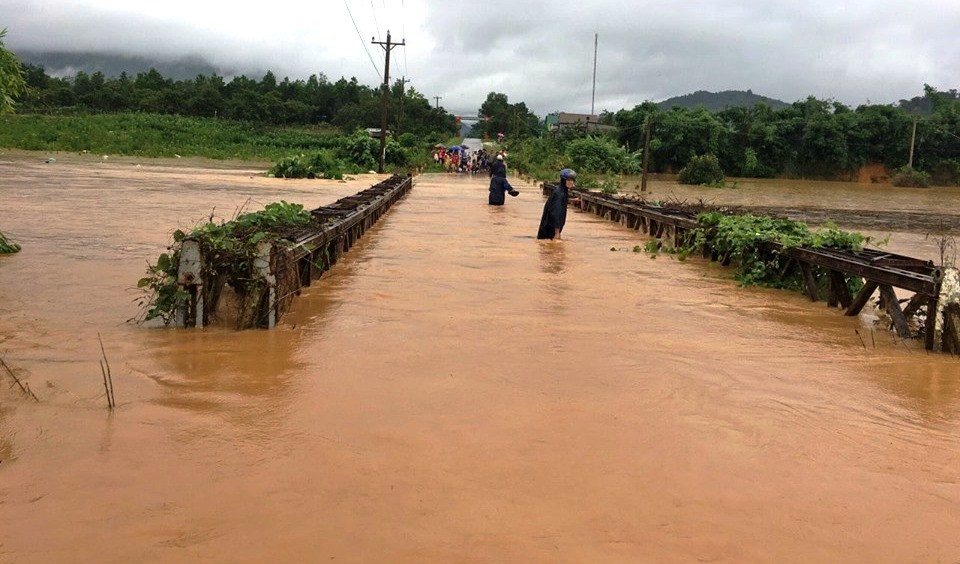 Xúc động tiễn biệt công an viên Phạm Minh Tú tử vong do cứu người trong lũ dữ - Ảnh 3.