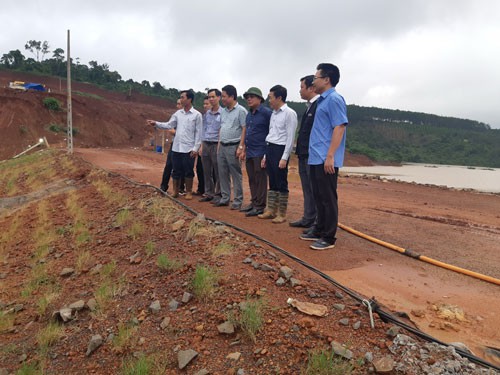 Tìm cách tháo ngòi bom nước - Ảnh 1.