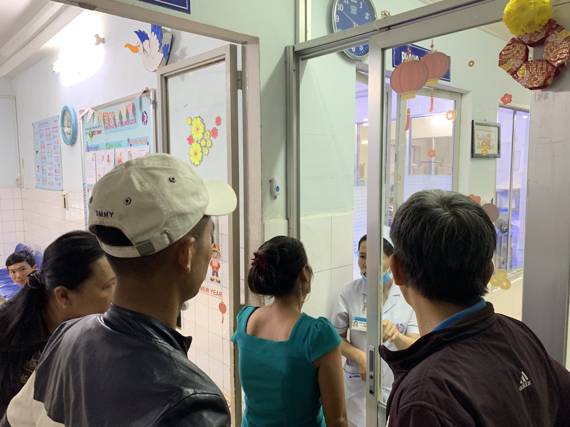 Bé gái sơ sinh nghi bệnh não bị bỏ rơi ngoài đường