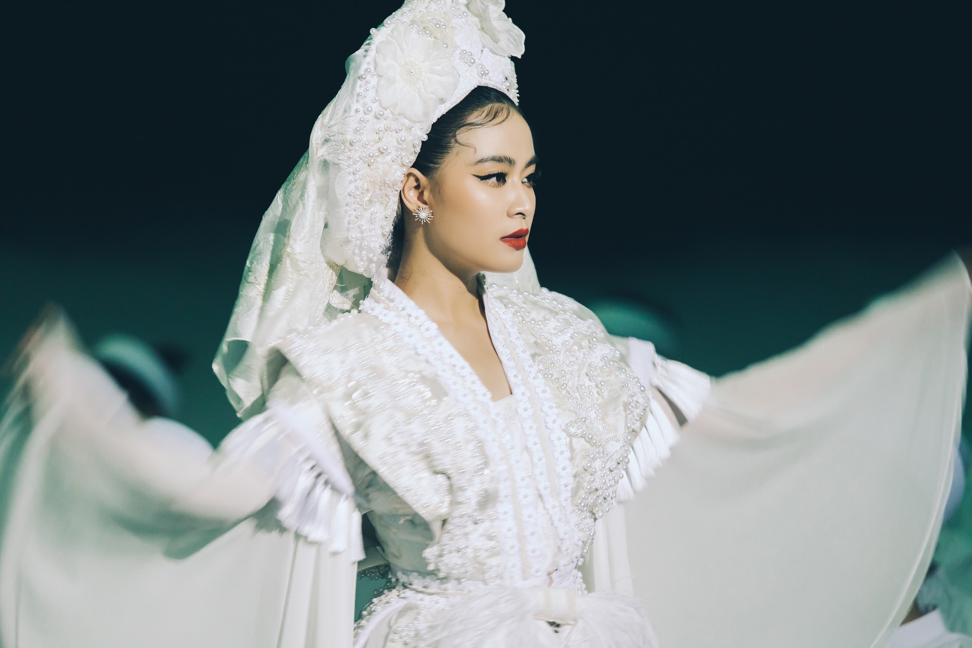 Hoàng Thùy Linh hóa thân cô Bơ lên đồng