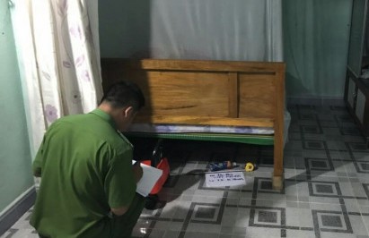 Cãi nhau vì con khóc, chồng tạt xăng đốt vợ rồi bế con lên xe máy bỏ đi trong đêm