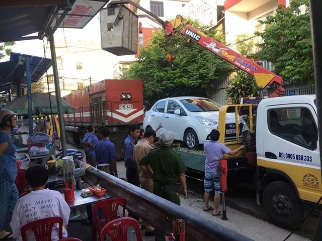 2 ôtô đậu trên đường ray, khiến đầu máy tàu hỏa bị trễ chuyến cả giờ
