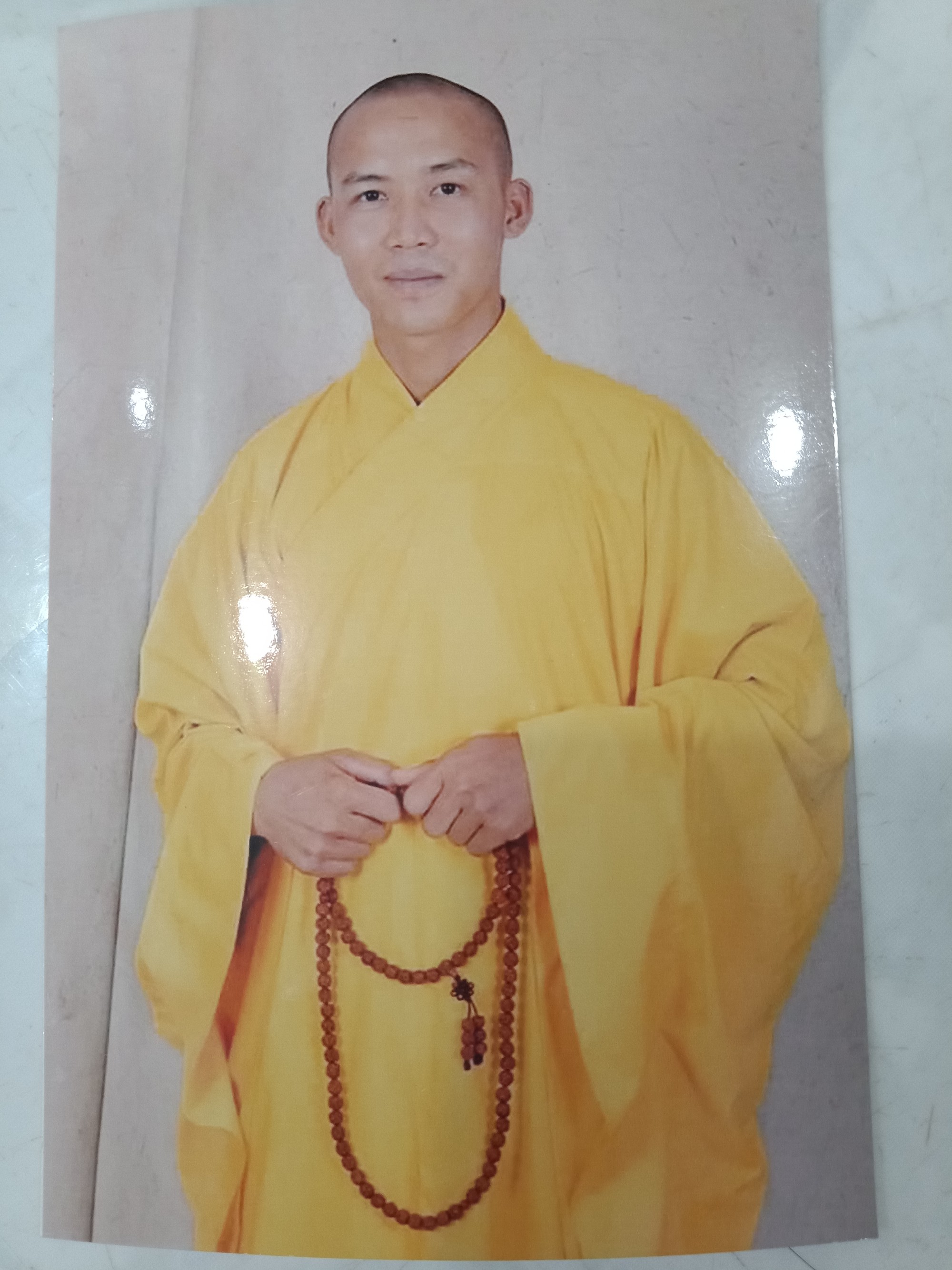 Khởi tố người đàn ông tu tại gia đánh đập dã man bé trai 11 tuổi - Ảnh 2.