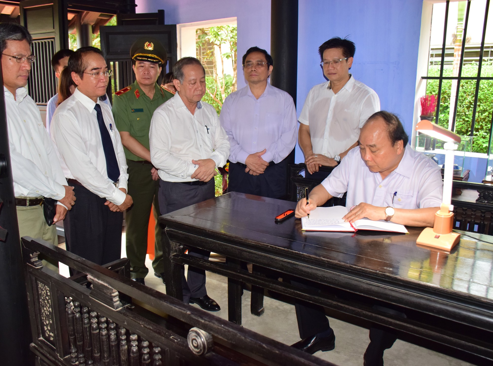 Thủ tướng Nguyễn Xu&acirc;n Ph&uacute;c d&acirc;ng hương tại Nh&agrave; lưu niệm B&aacute;c Hồ ở TP Huế - Ảnh 2.