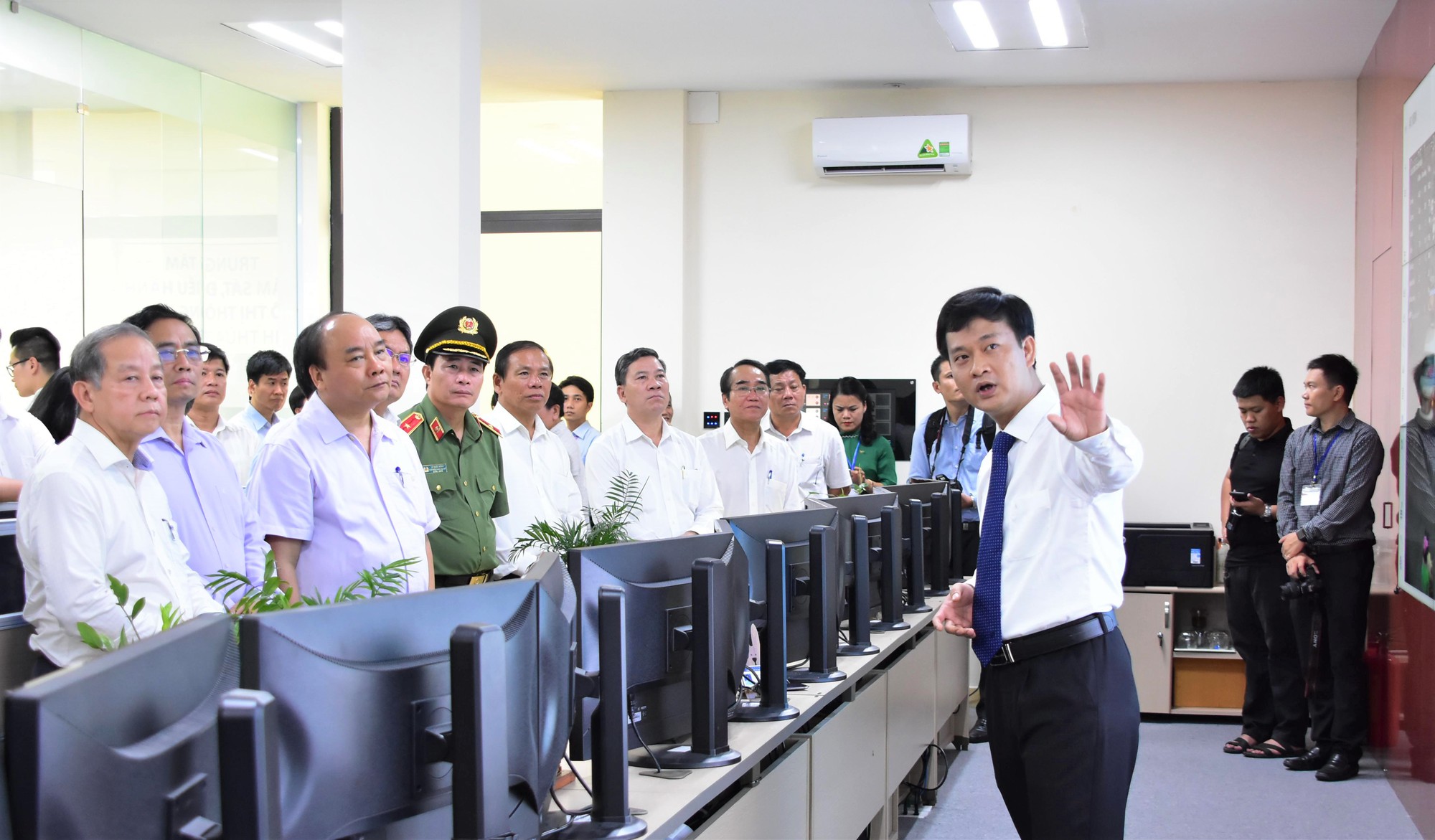 Thủ tướng Nguyễn Xu&acirc;n Ph&uacute;c d&acirc;ng hương tại Nh&agrave; lưu niệm B&aacute;c Hồ ở TP Huế - Ảnh 3.