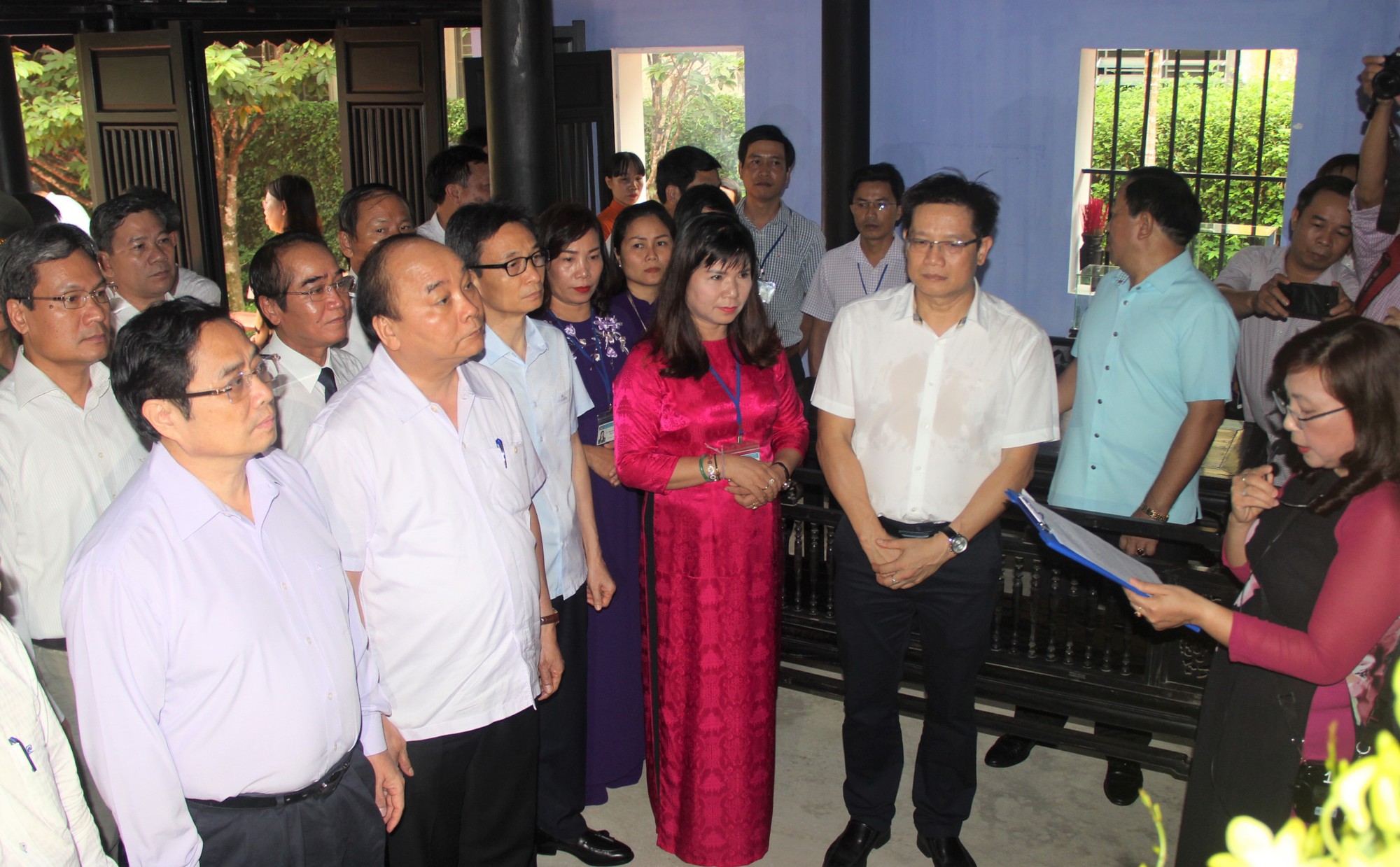 Thủ tướng Nguyễn Xu&acirc;n Ph&uacute;c d&acirc;ng hương tại Nh&agrave; lưu niệm B&aacute;c Hồ ở TP Huế - Ảnh 1.