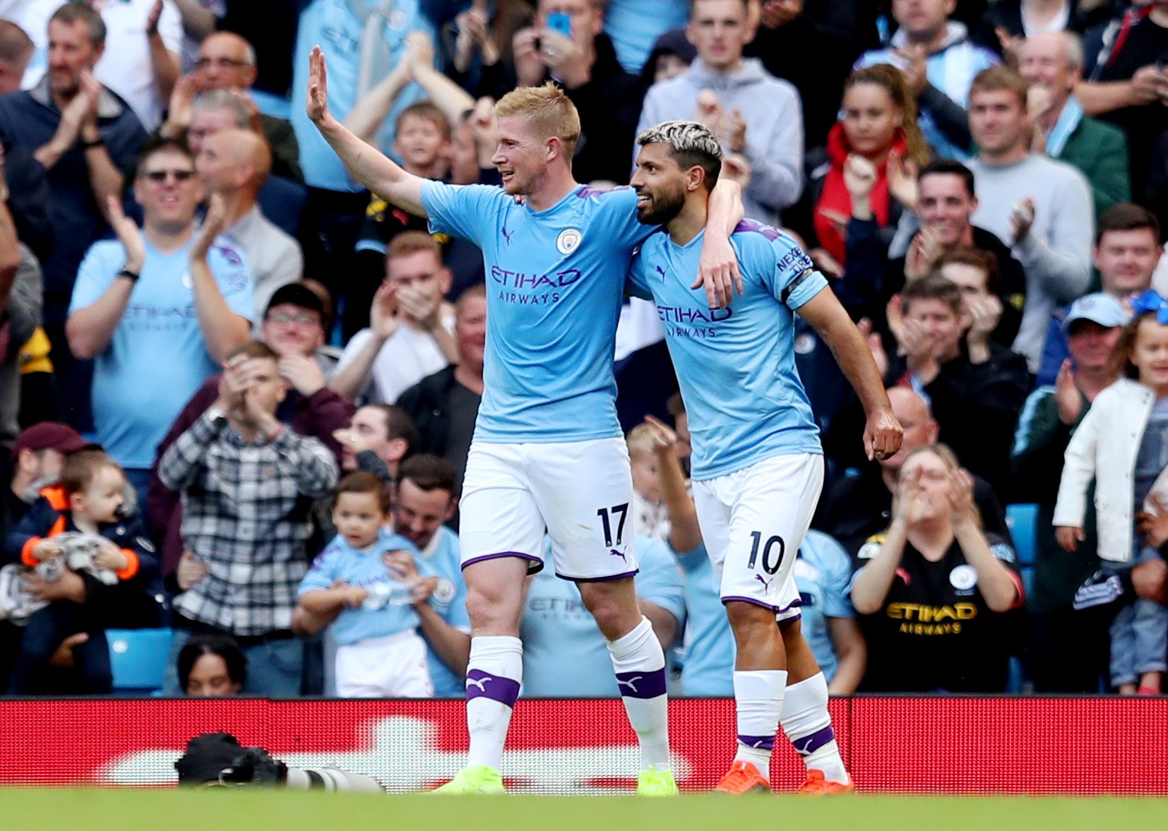 Man City soán ngôi... 2 giờ, Liverpool về đỉnh bảng ngoạn mục