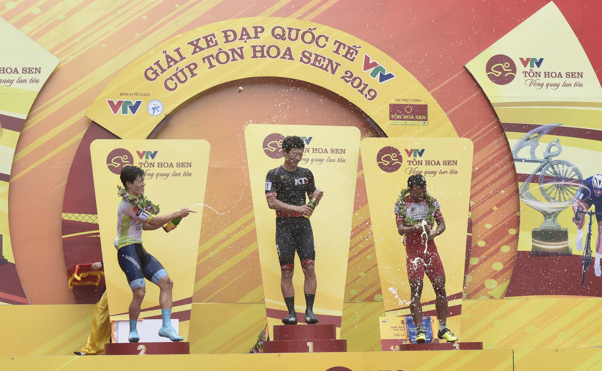 Tay đua H&agrave;n Quốc giữ &aacute;o v&agrave;ng sau cuộc đua tốc độ  - Ảnh 7.