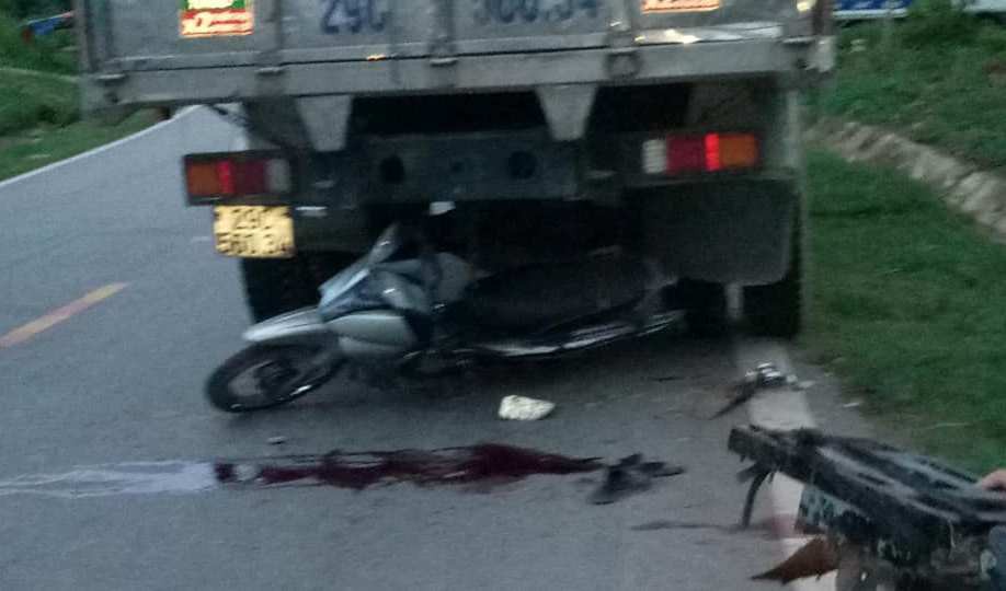 Tông vào đuôi xe tải đỗ ven đường, 2 thanh niên đi xe máy thương vong