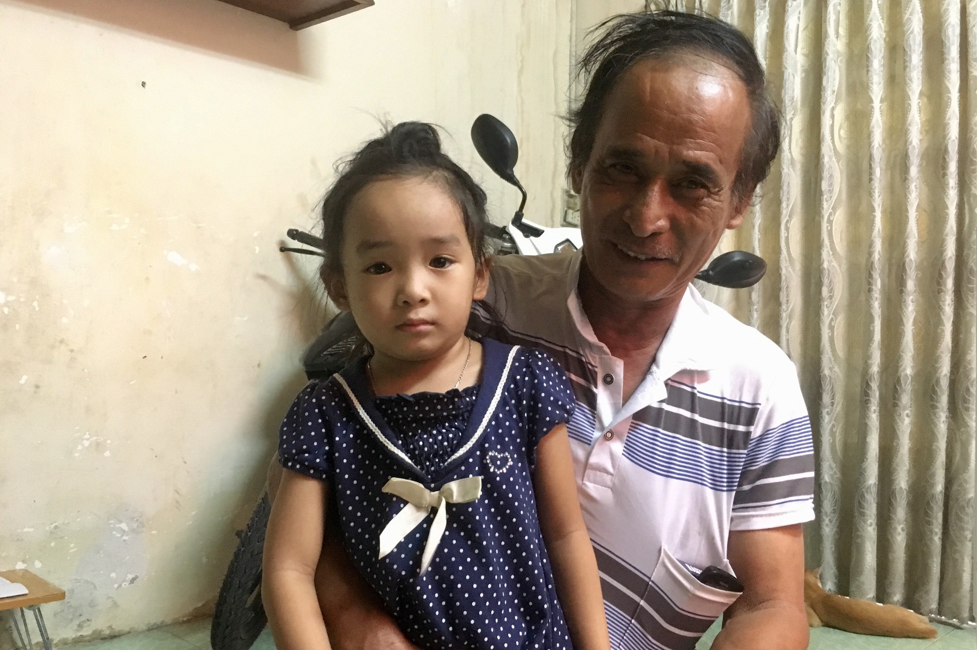 Ông bà lão bán bánh xèo "nhặt" cháu rơi