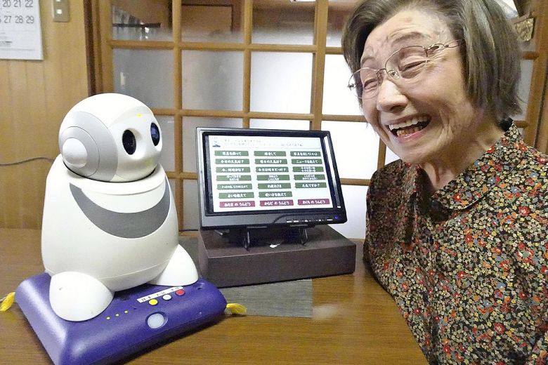 Sốt hàng robot tâm sự với người cao tuổi cô đơn
