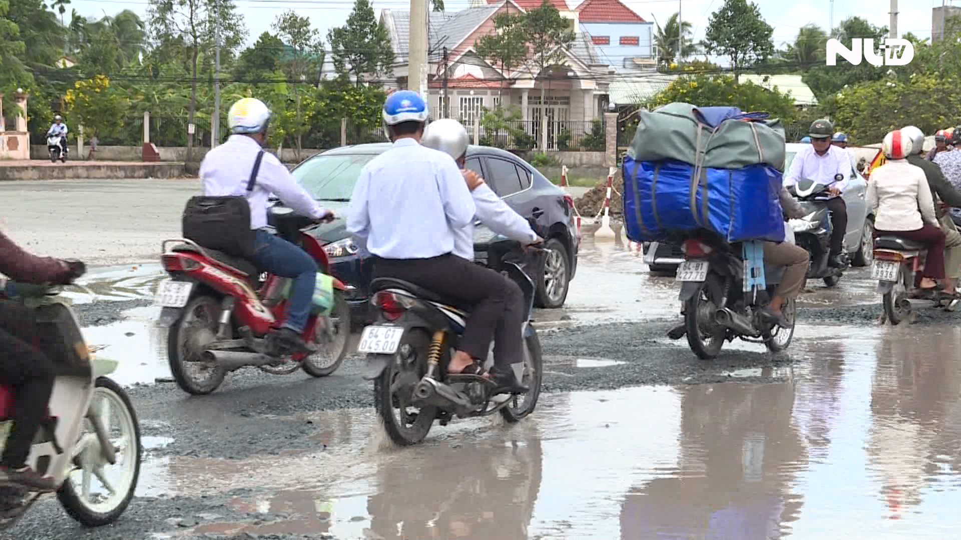 [Video] Quốc lộ 53 đầy "ổ voi"